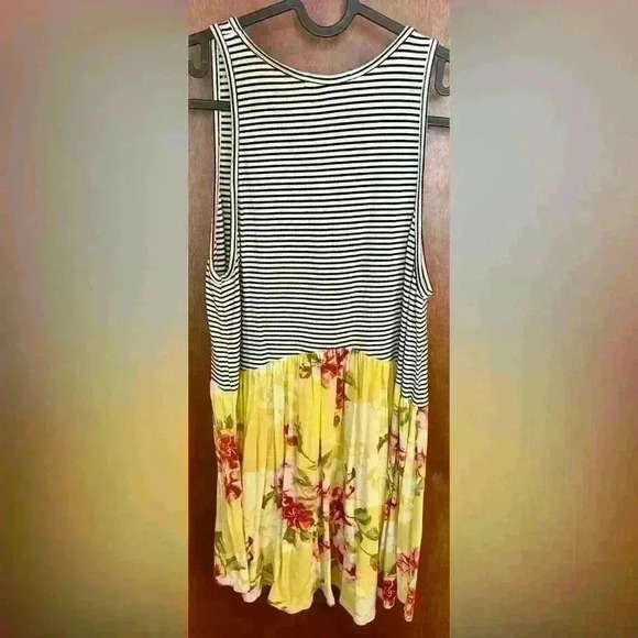 Staccato Women’s floral stripe high low tank - Picture 3 of 4